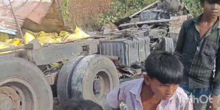 गंधवानी: गंधवानी के रोजबयडा में यूरिया खाद से भरा ट्रक पलटा, क्लीनर घायल, चालक फरार