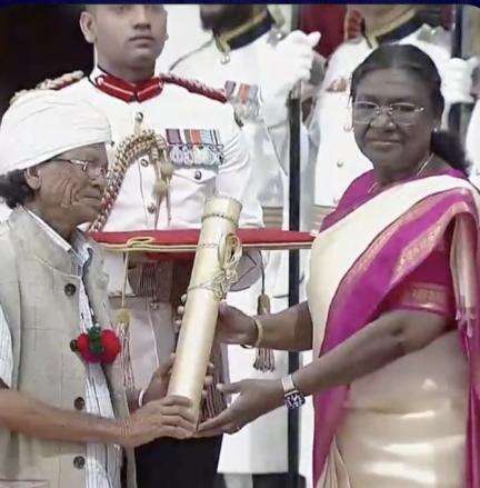 छत्तीसगढ़ की लकड़ी कला को राष्ट्रीय मंच तक पहुंचाने वाले इस कलाकार को पद्मश्री से किया गया सम्मानित