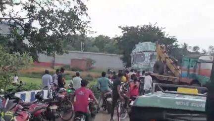 গড়বেতা ৩: পথ দুর্ঘটনার কবলে মাল বোঝাই লরি, দীর্ঘক্ষণ যানজট রাজ্য সড়কে