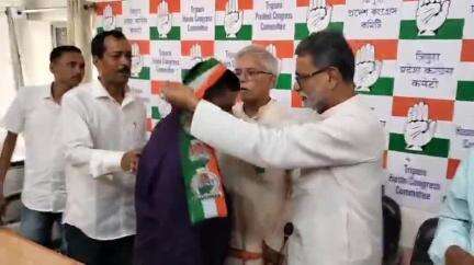 মোহনপুর: রাজধানীর কংগ্রেস ভবনে CPI(M) ও BJP ছেড়ে কংগ্রেসে যোগদান করলেন 17 জন ভোটার, দলীয় পতাকা তুলে দিলেন প্রদেশ সভাপতি