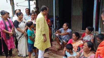 মোহনপুর: শ্রীলঙ্কা বস্তিতে বাইক দুর্ঘটনায় মৃত্যু হয়েছিল শিশুর, পরিবারের পাশে দাঁড়ালেন সাংসদ