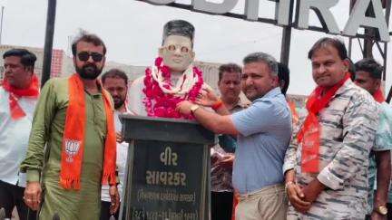 ગોધરા: લાલ બાગ બસ સ્ટેન્ડ નજીક ભાજપ દ્વારા વીર સાવરકરની પ્રતિમાને પુષ્પાંજલિ અર્પણ કરી હતી