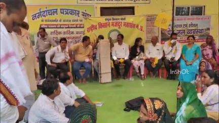 होशंगाबाद नगर: नर्मदापुरम के पीपल चौक पर राष्ट्रीय किसान मजदूर महासंघ ने स्थापना दिवस मनाया, सफाई अभियान चलाया