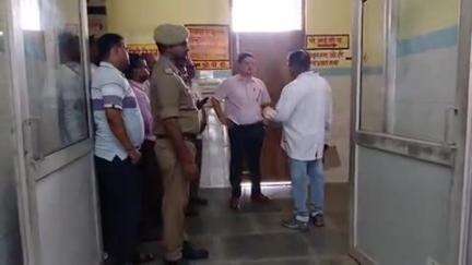 मिल्कीपुर: डीएम ने सीएमओ के साथ सीएचसी मिल्कीपुर, 100 शैय्या अस्पताल कुमारगंज और देवगांव स्थित 50 बेड अस्पताल का किया औचक निरीक्षण