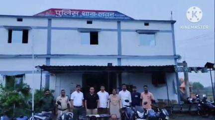 ग्राम खैंदा खार में जुआ खेलते 10 जुवारियों को लवन पुलिस ने किया गिरफ्तार, ₹33,390 नगद, 52 पत्ती ताश और 5 बाइक भी ज़ब्त