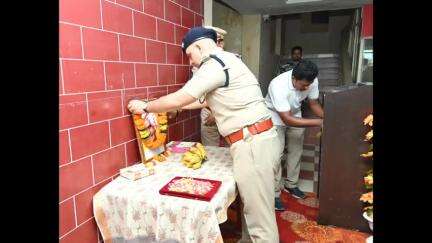 భీమవరం: జిల్లా ఎస్పీ అద్నాన్ నయీం అస్మి ఆధ్వర్యంలో ఘనంగా నందమూరి తారక రామారావు జయంతి వేడుకలు