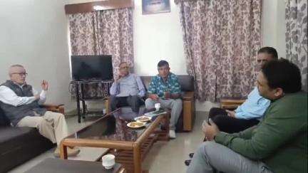 टिहरी: नगर पालिका अध्यक्ष मोहन सिंह रावत ने 6वीं राज्य वित्त आयोग के अध्यक्ष एन रवि शंकर को विशेष अनुदान देने का पत्र सौंपा