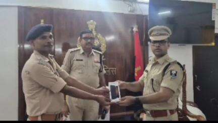 मोतिहारी: पुलिस सभागार कक्ष में पुलिस अधीक्षक ने डायल-112 में पदस्थ सभी पुलिस पदाधिकारियों व कर्मियों के साथ की समीक्षा बैठक