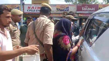 पुवायां: चोरी की घटना के मामले में पीड़ित परिवार ने बेला छेद गांव में एसपी की गाड़ी रोककर लगाई न्याय की गुहार