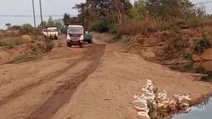 बिलासपुर: ग्राम करहीकछार में रेत के अवैध उत्खनन और रॉयल्टी पर्ची में गड़बड़ी के आरोप लगाते हुए जनप्रतिनिधियों ने की शिकायत
