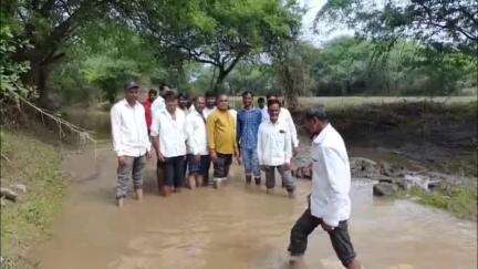 बदनापूर: बाजार वा.येथे अवकाळी पावसाने शेतकऱ्यांच्या शेतजमिनी गेल्या वाहून,पंचनामे करण्याची शेतकऱ्यांची मागणी #jansamsaya