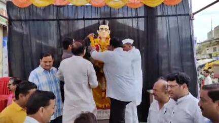 जालना: स्वातंत्र्यवीर सावरकर यांच्या जयंतीनिमित्त सिंधीबाजार येथे भाजपच्या वतीने त्यांना अभिवादन करण्यात आले..