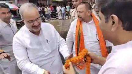 फर्रुखाबाद: भाजपा प्रदेश अध्यक्ष ने पांचाल घाट चौराहा पर स्व0 ब्रह्मदत्त द्विवेदी की प्रतिमा पर अर्पित की पुष्पांजलि