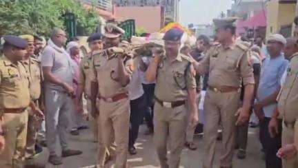 कर्वी: ड्यूटी के दौरान दिवंगत हुए उप निरीक्षक का मंदाकिनी तट के किनारे राजकीय सम्मान के साथ अंतिम संस्कार किया गया