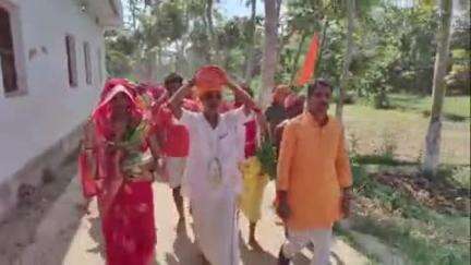 पताही: जिहूली गांव में नव दिवसीय श्रीविष्णु महायज्ञ के लिए 501 कन्याओं ने गाजे-बाजे एवं झांकी के साथ निकाली कलश शोभा यात्रा