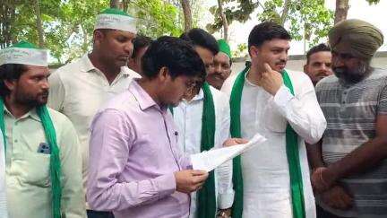 स्वार: क्षेत्र में पराली से भरे ओवरलोड ट्रालों के खिलाफ भारतीय किसान यूनियन तोमर के सदस्यों ने नायब तहसीलदार को सौंपा ज्ञापन