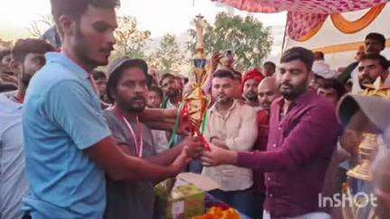 भभुआ: पटना गांव में आयोजित क्रिकेट टूर्नामेंट मैच का उद्घाटन जिप सदस्य लल्लू पटेल ने किया