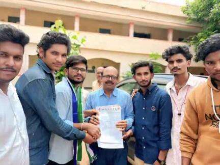 జిల్లాలో కార్పొరేట్ విద్యా సంస్థల దందాను అరికట్టండి : డీఈఓ ను కోరిన వైయస్సార్ విద్యార్థి సంఘం నాయకులు