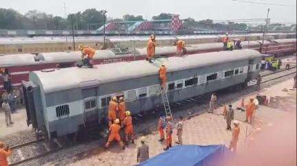 झांसी: आपातकालीन परिस्थितियों से निपटने के लिए झांसी रेलवे स्टेशन के यार्ड में रेलवे विभाग ने किया मॉक ड्रिल का आयोजन