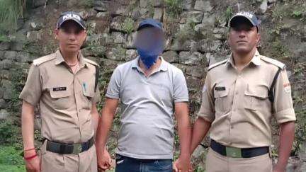 कर्णप्रयाग: कर्णप्रयाग पुलिस ने मौना उमटा से वारंटी अभियुक्त को किया गिरफ्तार
