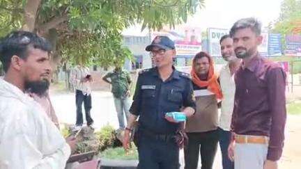 रुद्रपुर: रुद्रपुर रोडवेज के पास सीपीयू की टीम ने यातायात नियमों का पालन न करने वाले ऑटो रिक्शा चालकों के खिलाफ चलाया अभियान