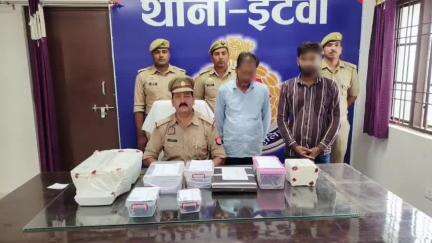 इटवा: पुलिस ने अनधिकृत रूप से आधार कार्ड बनाने के मामले में इटवा कस्बे की एक दुकान से दो आरोपियों को किया गिरफ्तार