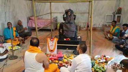 बांका: विजयनगर स्थित शनि मंदिर के 19वें स्थापना दिवस पर शनि महाराज का 13 क्विंटल तेल से हुआ तेलाभिषेक