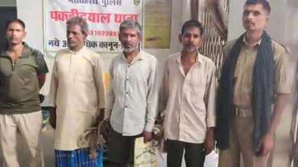 पकड़ी दयाल: पुलिस ने मझार गांव में छापेमारी कर 5 लीटर देसी शराब के साथ तीन तस्करों को रंगे हाथ किया गिरफ्तार