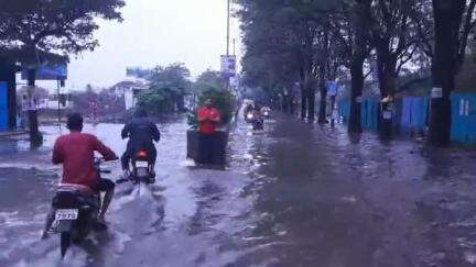 हवेली: वाघोली येथील आयव्ही इस्टेट रस्त्यावर नदी प्रमाणे साचले पावसाचे ड्रेनेज मिश्रीत पाणी; नागरीक हैराण #Jansamasya