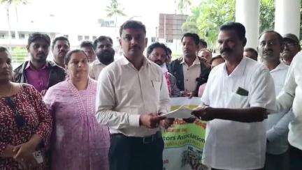 ದಾಂಡೇಲಿ: ನಗರಸಭೆ ಮುಂಭಾಗದಲ್ಲಿ ಕೆನರಾ ಲೋಕೋಪಯೋಗಿ ಗುತ್ತಿಗೆದಾರರ ಸಂಘದಿಂದ ಪ್ರತಿಭಟನೆ, ಪೌರಾಯುಕ್ತರಿಗೆ ಮನವಿ ಸಲ್ಲಿಕೆ