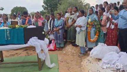 कुनकुरी: कुंकुरी: पाक बार्डर में तैनात BSF जवान का गिनाबहार गांव में अंतिम संस्कार, मंगलवार को सड़क हादसे में हुई थी मौत