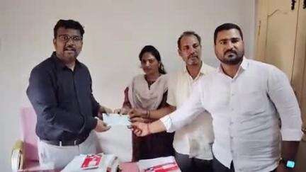 జహీరాబాద్: నిమ్జ్ భూ బాధిత రైతులకు పరిహారం చెక్కుల పంపిణీ చేసిన ప్రాజెక్టు డిప్యూటీ కలెక్టర్ రాజు