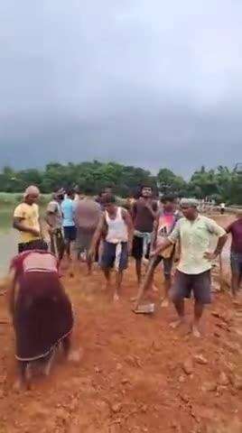 গড়বেতা ২: হুমগড়ে শিলাবতী নদীর উপরে ভেঙে যাওয়া রাস্তার কাজ শুরু হল