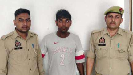 अमरोहा: अमरोहा के मोहल्ला जय ओम नगर से पुलिस ने मारपीट एससी एक्ट के मामले में फरार आरोपी को किया गिरफ्तार