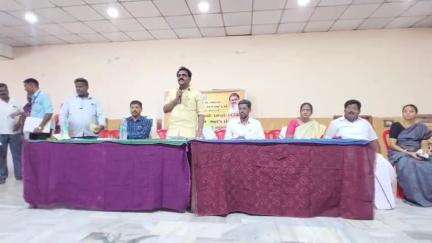 காஞ்சிபுரம்: காமராஜர் சாலையில் உள்ள தனியார் திருமண மண்டபத்தில் ஜமாபந்தி முகாமில் பயனாளிகளுக்கு நலத்திட்ட உதவிகளை வழங்கிய எழிலரசன் MLA