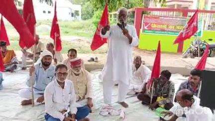 भभुआ: लिच्छवी भवन पर अखिल भारतीय किसान महासभा द्वारा दिया गया एक दिवसीय धरना