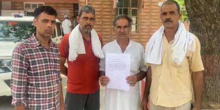 बागपत: रसूलपुर सांकलपुट्ठी के लोगों ने तालाब की मेढ शिजरे के अनुसार न लगाने को लेकर SDM कार्यालय बागपत पहुंचकर की शिकायत