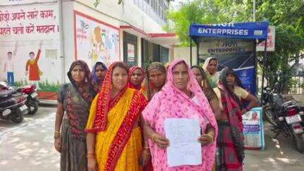 बुलंदशहर: डिबाई के गांव दौंका में राशन वितरण में धांधली को लेकर स्वयं सहायता समूह की महिलाओं ने DM से न्याय की गुहार लगाई