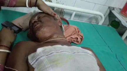তুফানগঞ্জ ১: তুফানগঞ্জ শহর NNM উচ্চ বিদ্যালয়ের সামনে কাছারি মোড় এলাকায় টোটোর ধাক্কায় আহত বাইক আরোহী