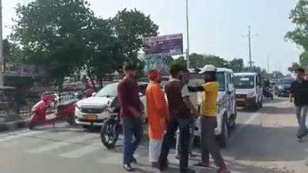 रुद्रपुर: रुद्रपुर में संगम मैरिज हॉल के सामने कार और स्कूटी की हुई टक्कर, कार सवारों ने स्कूटी चालक को पीटा