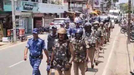 महाराजगंज: घुघली में पुलिस और RAF ने किया फ्लैग मार्च, शांति व्यवस्था के लिए आमजन को दिया सुरक्षा का संदेश