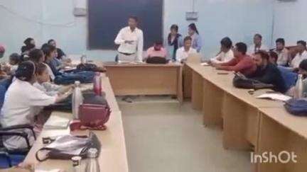 जैसलमेर: स्वास्थ्य भवन में सीएमएचओ डॉक्टर राजेंद्र कुमार पालीवाल ने नियमित टीकाकरण के संबंध में चिकित्सक कार्मिकों की बैठक ली