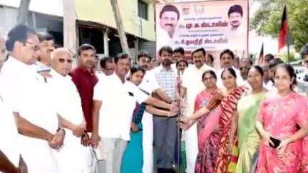 பெருந்துறை: சென்னிமலை பேரூராட்சிக்கு உட்பட்ட பகுதியில் ₹74 லட்சம் மதிப்பீட்டில் புதிய திட்ட பணிகளுக்கு அடிக்கல் நாட்டிய அமைச்சர் சாமிநாதன்
