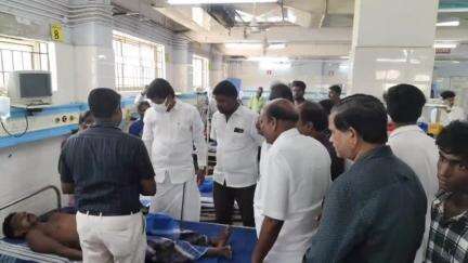 விக்கிரவாண்டி: சாலை விபத்தில் காயமடைந்தவர்களை முண்டியம்பாக்கம் அரசு மருத்துவமனையில் MLA லட்சுமணன் பார்வையிட்டு ஆறுதல் கூறினார்
