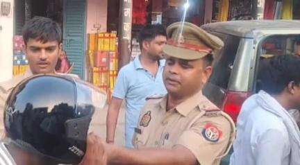 लालगंज: ठेकमा में सड़क सुरक्षा के तहत चौकी प्रभारी ने हेलमेट का वितरण किया, लोगों को यातायात नियमों के प्रति जागरूक किया गया
