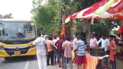 सुल्तानपुर: बल्दीराय तहसील के इंटर कालेज में पत्रकारों ने केक काटा, भंडारे में वितरित किया प्रसाद