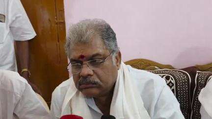 திருப்புவனம்: "ஒற்றை கருத்து கொண்ட காட்சிகள் ஒன்றுசேர வேண்டும்" - பேருந்து நிலையப் பகுதியில் ஜி.கே.வாசன் பேட்டி