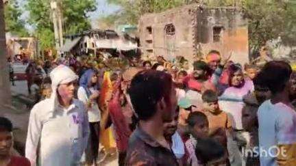बिधूना: ऐरवाकटरा क्षेत्र के ऐरवा पछेला में निकाली गई श्रीमद् भागवत कथा की विशाल कलश यात्रा