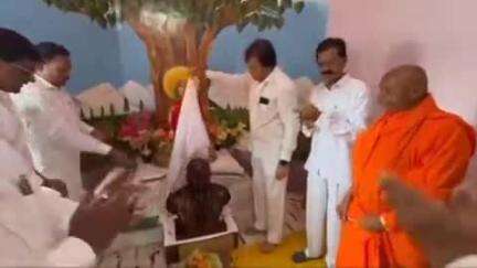 मलकापूर: धरणगाव येथे डॉ.बाबासाहेब आंबेडकर यांच्या पुतळ्याचे समतेचे निळे वादळ संघटनेचे अध्यक्ष अशांत वानखेडे यांच्या हस्ते अनावरण