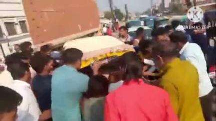 फिरोज़ाबाद: ककरऊ कोठी के पास डम्पर की टक्कर से थ्री व्हीलर टेम्पो के उड़े परखचे, करीब आधा दर्जन से अधिक लोग हुए घायल